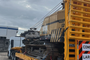 Bate estaca sobre esteira